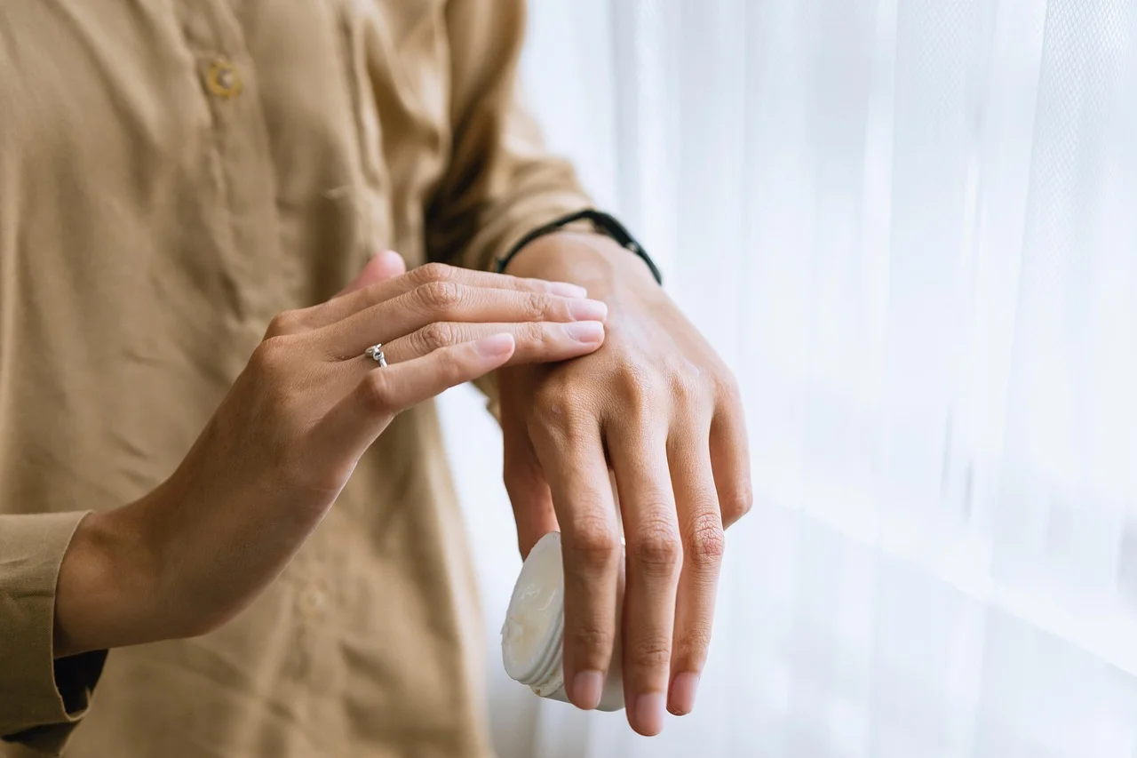Routine soin des mains: la stratégie des micro-applications pour une peau réparée
